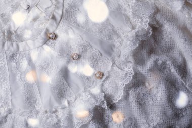 Beyaz ayiklama elbise