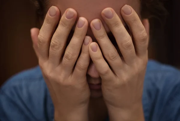 Triste mujer cubrió su cara con sus manos — Foto de Stock