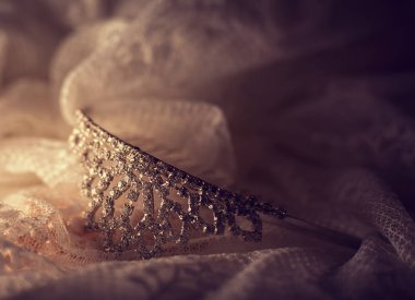 Gelinlik ile Tiara