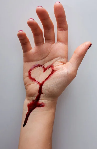 手里全是血和手腕的伤口。不愉快的爱自杀 — 图库照片