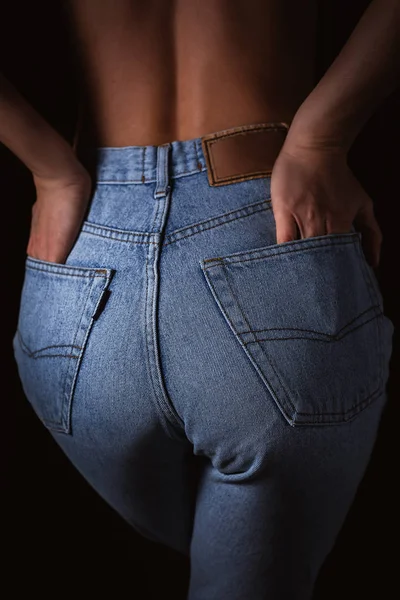 Sexy perfecte vrouwelijke billen in jeans denim — Stockfoto