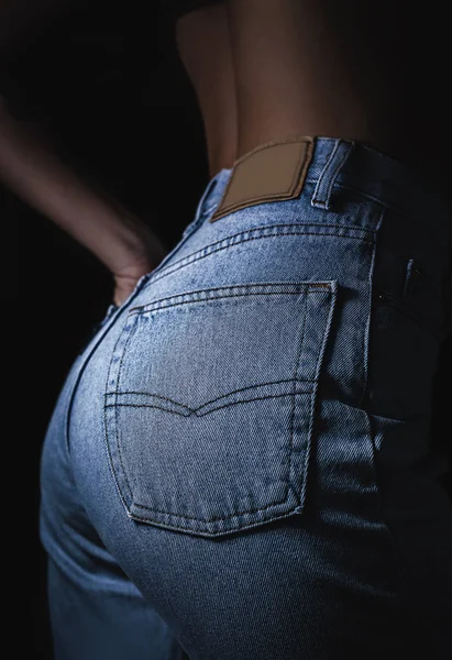 Sexy parfait fesses féminines en jeans denim — Photo