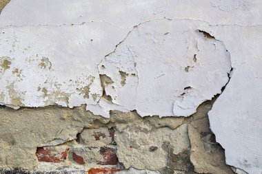 Kırık duvar. Yaşlı mimari detay. Yarım p Grunge tuğla duvar