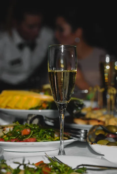 Bicchiere di champagne e uno spuntino al ristorante — Foto Stock