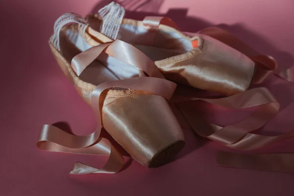 Παπούτσια μπαλέτου σε ροζ φόντο — Φωτογραφία Αρχείου