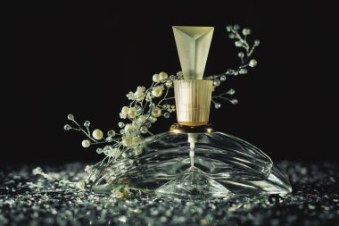 kadın parfüm şişesi