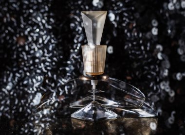 Arka planda parfüm şişesi