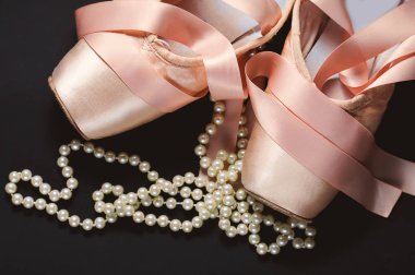 bale ayakkabıları siyah zemin