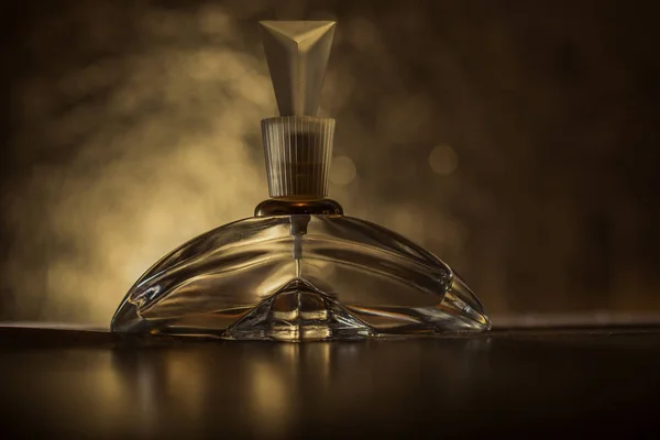Botella de perfume femenino —  Fotos de Stock