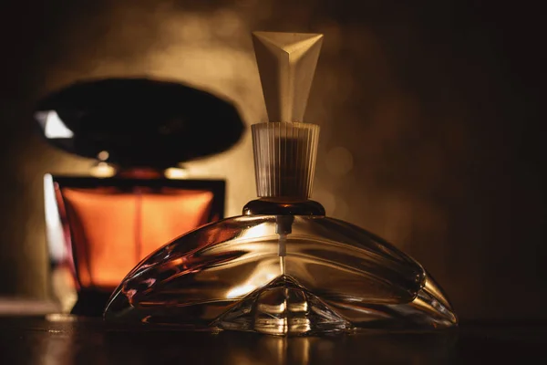 Dois perfumes de garrafa — Fotografia de Stock