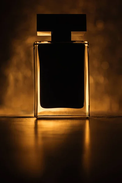 Butelka perfum na żółtym tle — Zdjęcie stockowe