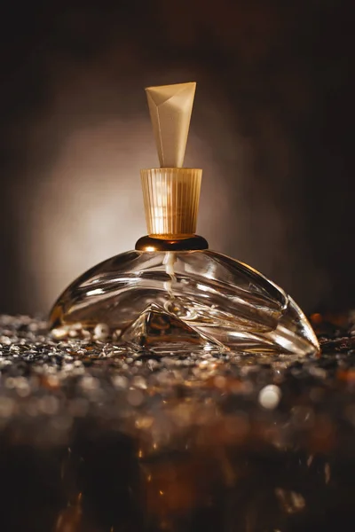 Butelka perfum na ciemnym tle — Zdjęcie stockowe