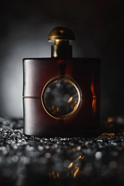 Frasco de perfume sobre fondo oscuro —  Fotos de Stock