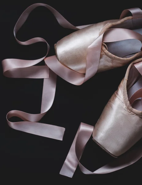 bale ayakkabıları siyah zemin