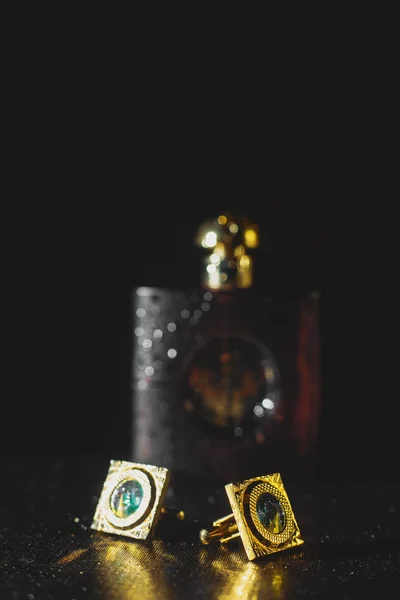 Manliga röda parfym med gyllene manschetten — Stockfoto