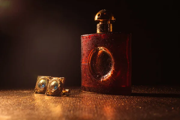 Mužský parfém s manžetou — Stock fotografie
