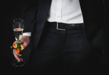 Damat takım elbise closeup cam köpüklü şarap holding  