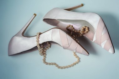 Çift Bayanlar beyaz inciler uzun iplikçik ile yüksek topuklu pembe