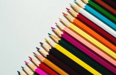 Beyaz arkaplanda renkli kalemler