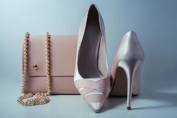 Zapatos y bolso rosa Glamor sobre fondo gris — Foto de Stock