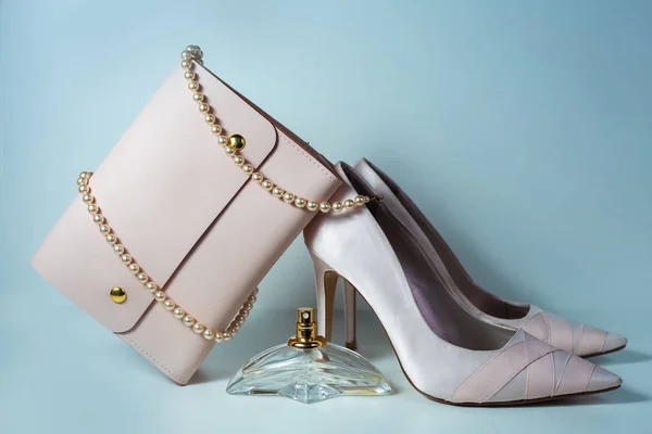 Concepto de moda y belleza. Zapatos con bolso y perfume — Foto de Stock