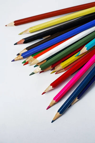 Crayons de couleur sur fond blanc — Photo