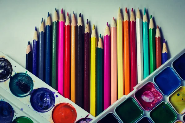 Lápices de colores y acuarelas. Amor por la creatividad —  Fotos de Stock