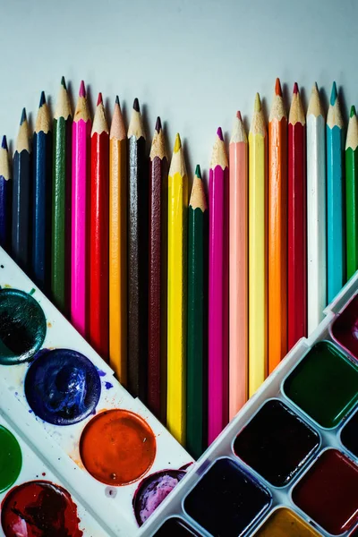 Lápices de colores y acuarelas. Amor por la creatividad —  Fotos de Stock