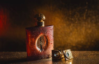 Şık erkek iş aksesuarları parfüm ve kol düğmeleri