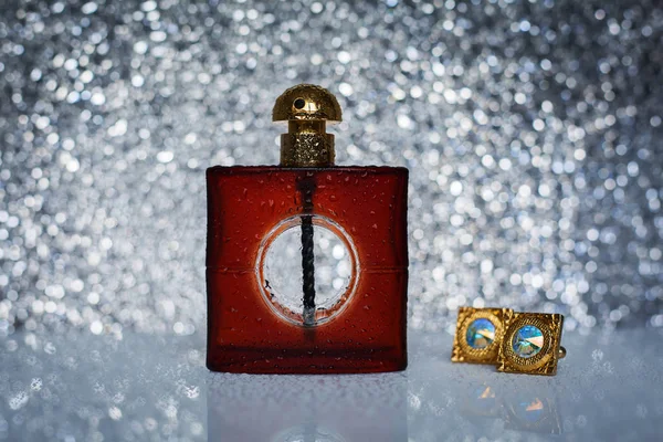 Akcesoria męskie. Perfumy i mankiet — Zdjęcie stockowe