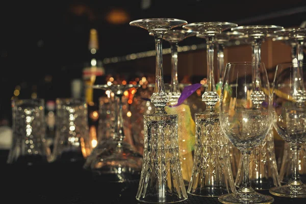 Стеклянные бокалы для вина и шампанского крупным планом — стоковое фото