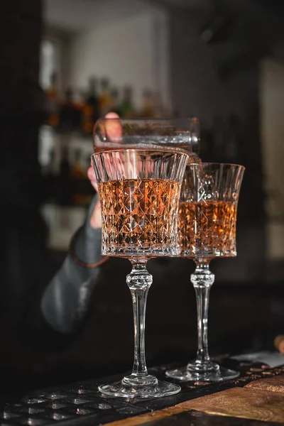 Barmen şarap dökülen