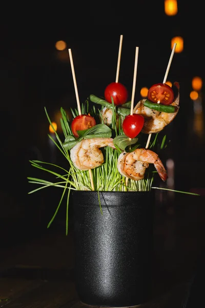 Deliciosos camarones fritos con lechuga — Foto de Stock