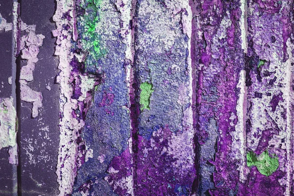 紫の壁に抽象的なグランジ テクスチャ — ストック写真