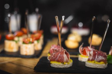 Lezzetli meze masada kendi kendine hizmet.