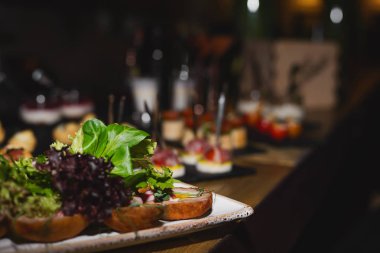 Lezzetli meze masada kendi kendine hizmet.