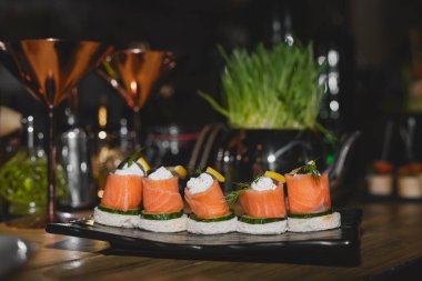 krem peynir ve füme somon meze olarak tatil partisi