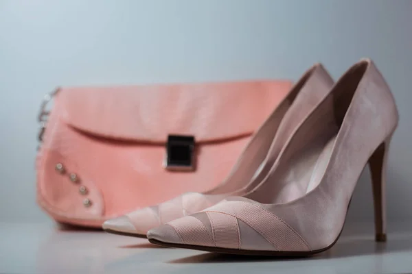 Accesorios femeninos con estilo. Zapatos y bolso — Foto de Stock