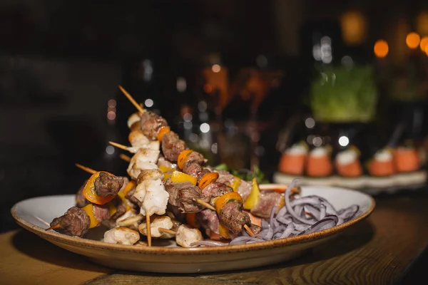 Mini kebabs en el buffet — Foto de Stock