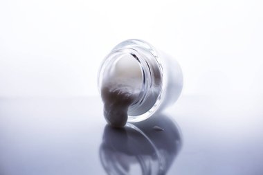 beyaz zemin üzerine krem