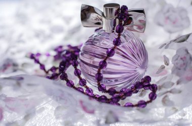 ışık arka plan üzerinde İncili mor kadın parfüm 