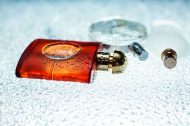 Üç Cam parfüm şişesi 