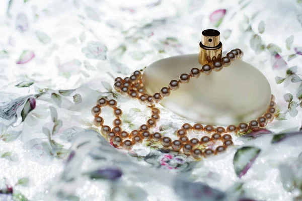 Női parfüm és nyaklánc — Stock Fotó