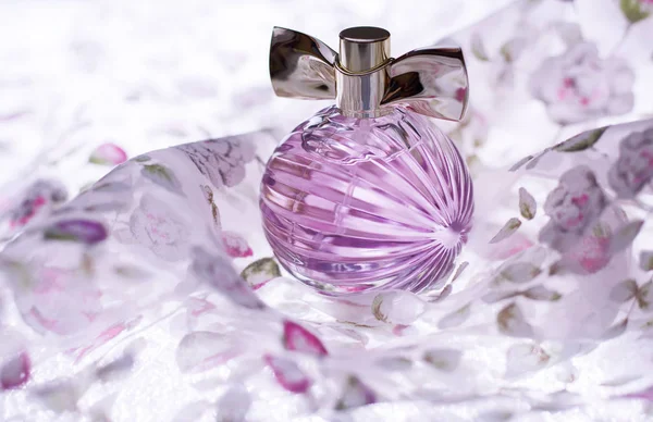 Perfume roxo feminino no fundo claro — Fotografia de Stock