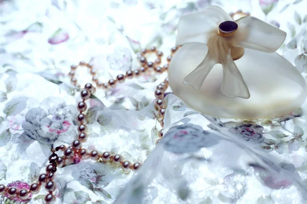 Perfume and pearls — Stock Photo, Image