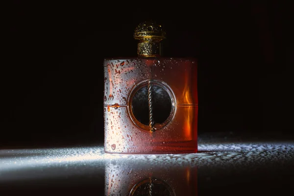 Frasco de perfume sobre fondo oscuro — Foto de Stock