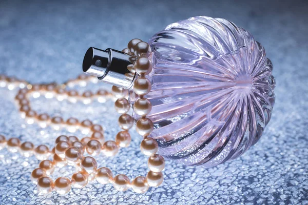 Női parfüm, gyöngyökkel — Stock Fotó