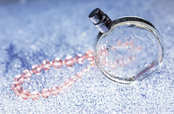 Parfum féminin avec des perles — Photo