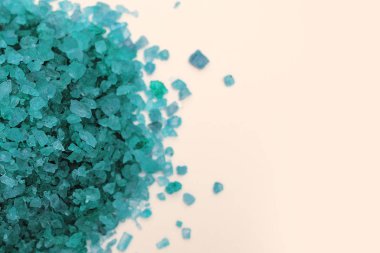 Tablo üzerinde beyaz mavi deniz tuzu 