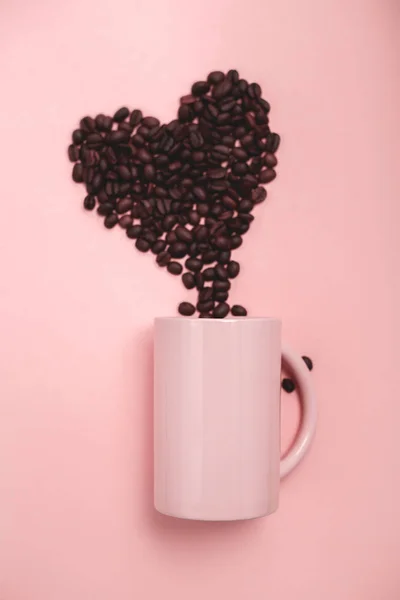 Rózsaszín bögre és csészealj kávé állít be a kávé bab, közel, fény — Stock Fotó
